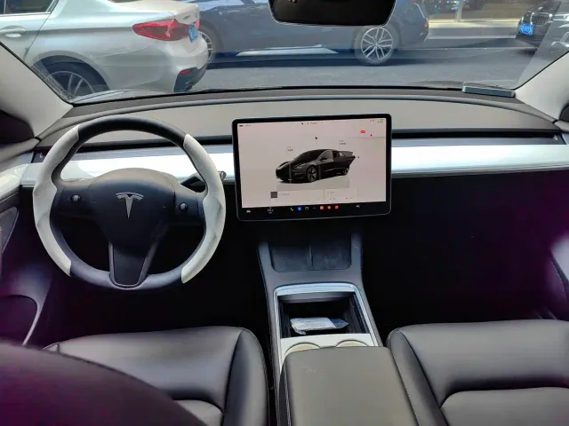 Tesla Model 3 — Фото автомобиля 4