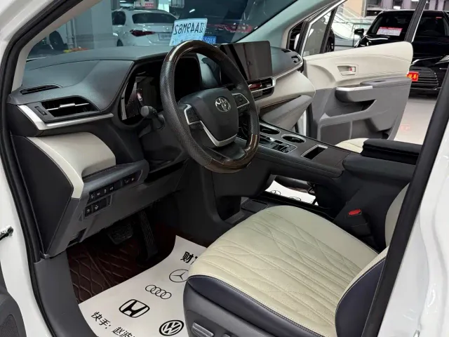 Toyota Sienna — Фото автомобиля 10