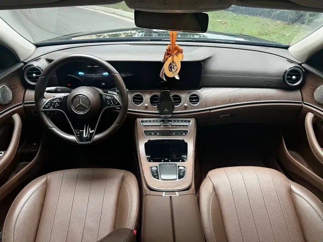 Mercedes-Benz E-Class — Фото автомобиля 5