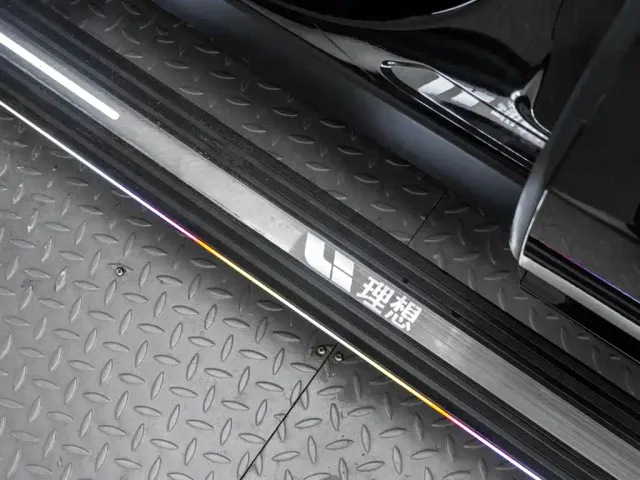 Li Auto L8 — Фото автомобиля 11