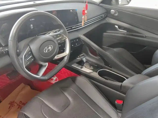Hyundai Elantra — Фото автомобиля 12