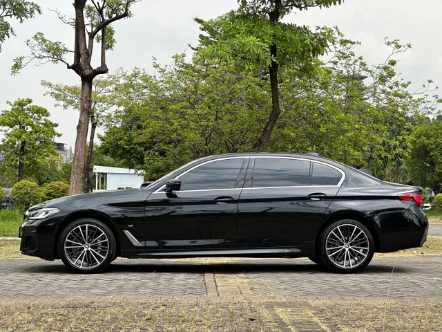 BMW 5 Series — Фото автомобиля 12