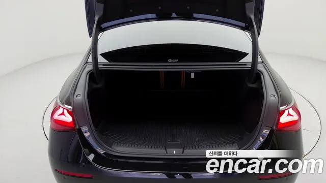 Mercedes-Benz E-Class — Фото автомобиля 12
