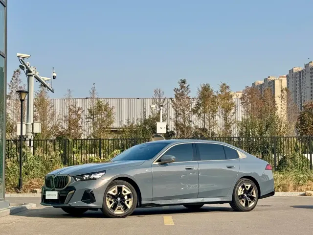 Фотография автомобиля — BMW 5 Series