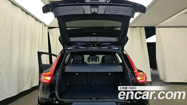 Вольво XC40 B4 Black Edition — Фото автомобиля 5