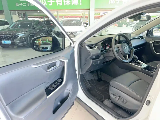 Toyota RAV4 — Фото автомобиля 8