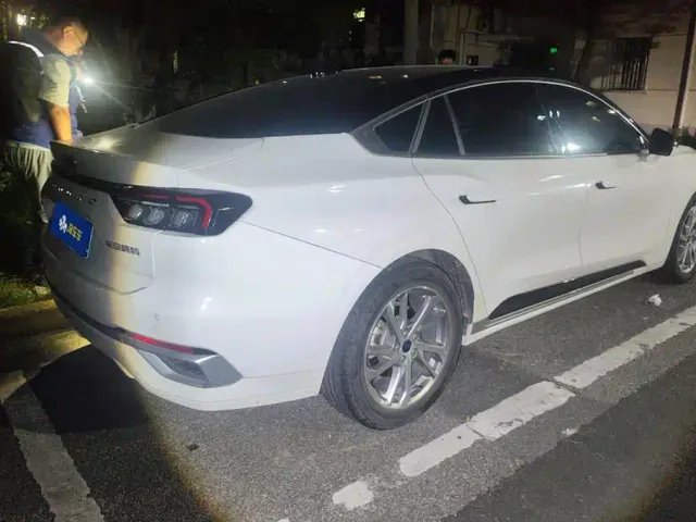 Ford Mondeo — Фото автомобиля 3