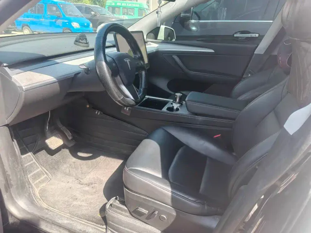 Tesla Model Y — Фото автомобиля 4