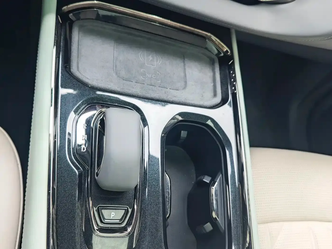 ZEEKR Zeekr 009 2024 6-seat Executive AWD 108kWh — Фото автомобиля 16