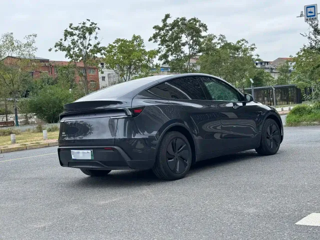 Tesla Model Y — Фото автомобиля 12