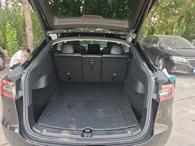 Tesla Model Y — Фото автомобиля 18