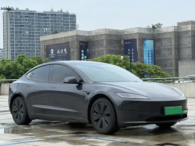 Tesla Model 3 — Фото автомобиля 3