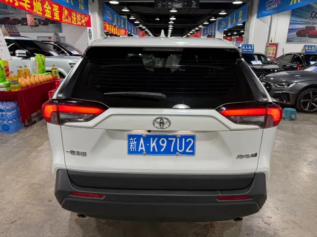 Toyota RAV4 — Фото автомобиля 6