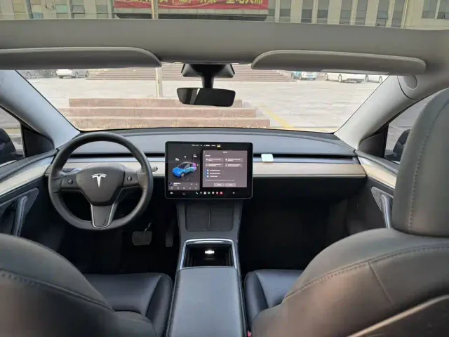 Tesla Model Y — Фото автомобиля 5