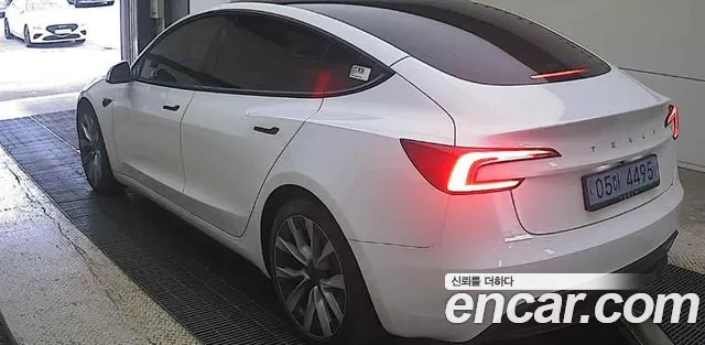 Tesla Model 3 — Фото автомобиля 4