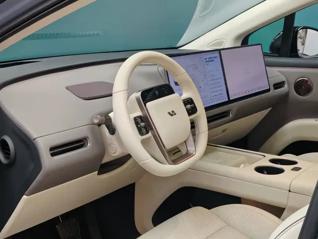 Li Auto i8 — Фото автомобиля 17