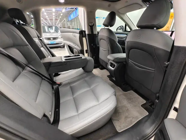 IM Motors LS6 — Фото автомобиля 17