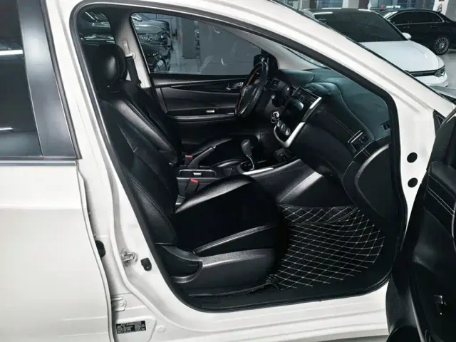 Nissan Tiida — Фото автомобиля 11