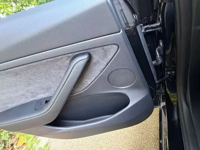 Tesla Model 3 — Фото автомобиля 10