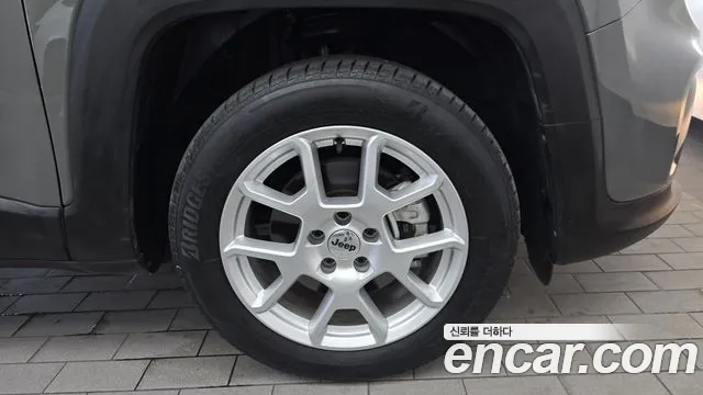 Jeep Renegade — Фото автомобиля 20