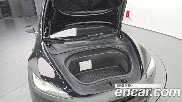 Tesla Model 3 — Фото автомобиля 6
