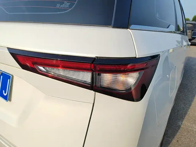 Wuling Jiachen — Фото автомобиля 7