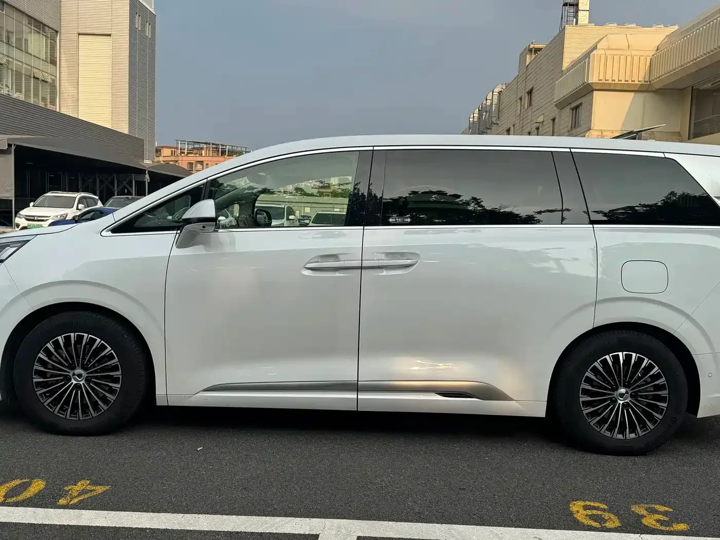 Denza Denza D9 2022 DM-i 970 All-Wheel Drive Honor Edition — Фото автомобиля 3