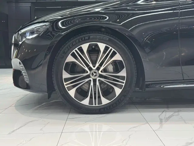 Mercedes-Benz E-Class — Фото автомобиля 16