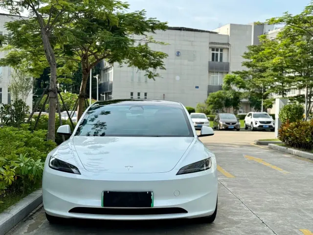 Tesla Model 3 — Фото автомобиля 2