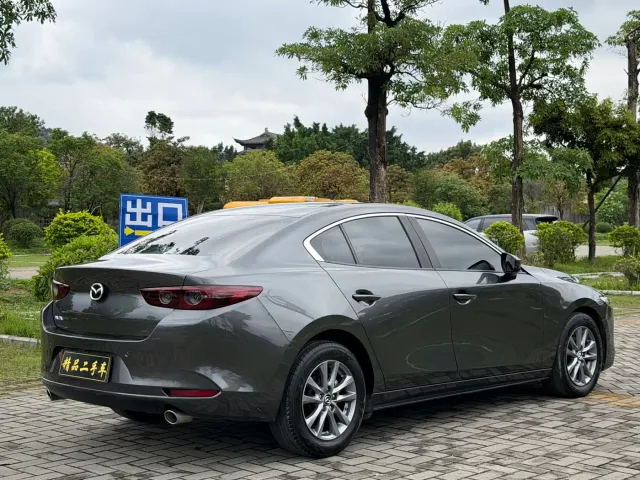 Mazda Axela — Фото автомобиля 5