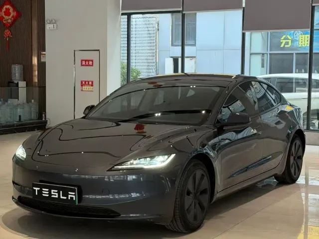 Фотография автомобиля — Tesla Model 3