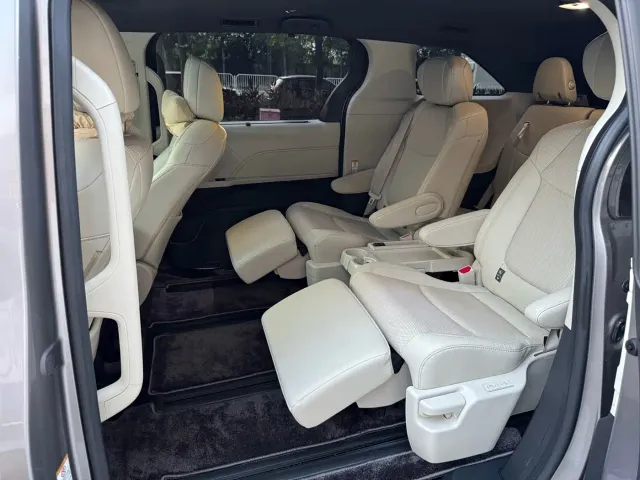 Toyota Sienna — Фото автомобиля 7