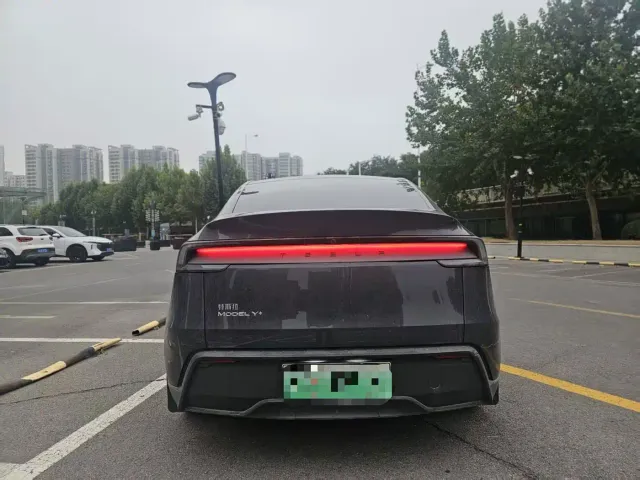 Tesla Model Y — Фото автомобиля 5