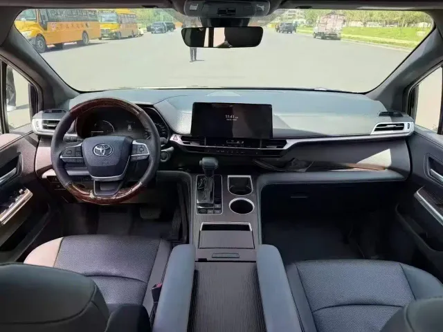 Toyota Sienna — Фото автомобиля 4