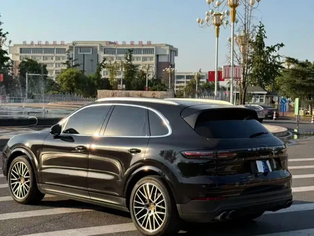 Porsche Cayenne — Фото автомобиля 4