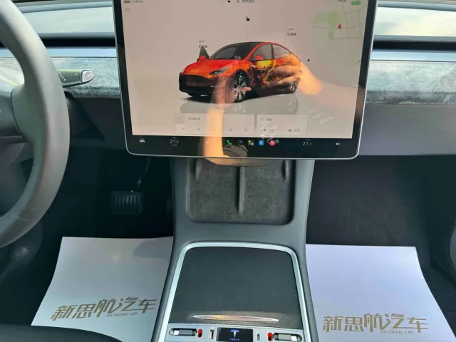 Tesla Model Y — Фото автомобиля 12