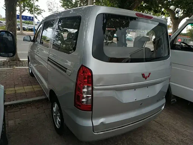 Wuling Hongguang V — Фото автомобиля 22