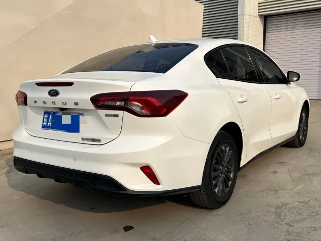 Ford Focus — Фото автомобиля 4