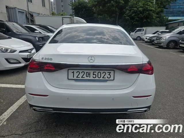 Mercedes-Benz E-Class — Фото автомобиля 4