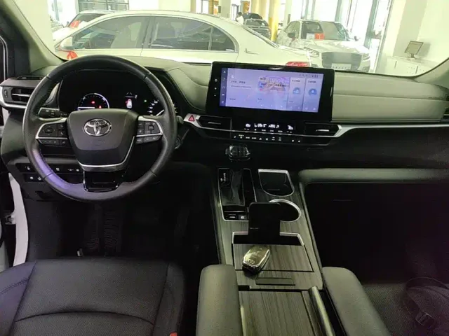 Toyota Sienna — Фото автомобиля 9