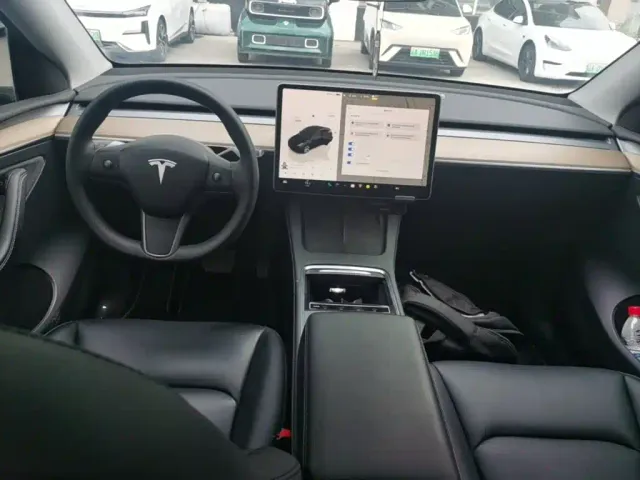 Tesla Model Y — Фото автомобиля 9