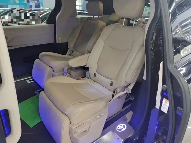Toyota Sienna — Фото автомобиля 16