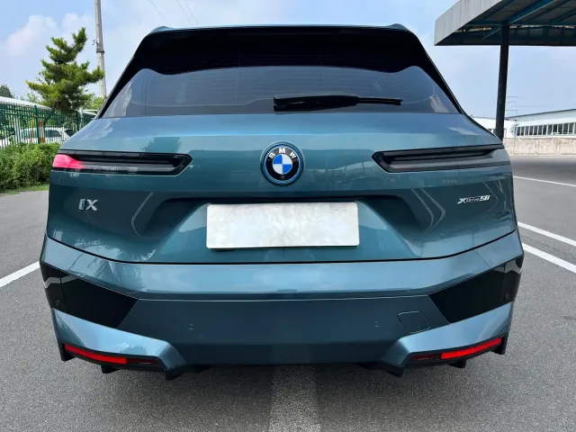 BMW iX — Фото автомобиля 24
