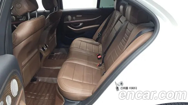 Mercedes-Benz E-Class — Фото автомобиля 9