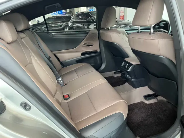 Lexus ES — Фото автомобиля 9