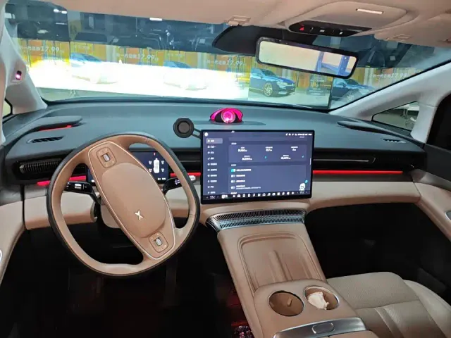 Xpeng X9 — Фото автомобиля 7
