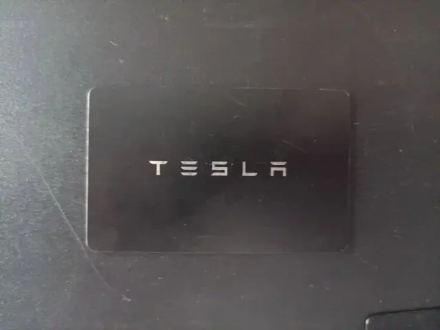 Tesla Model 3 — Фото автомобиля 8