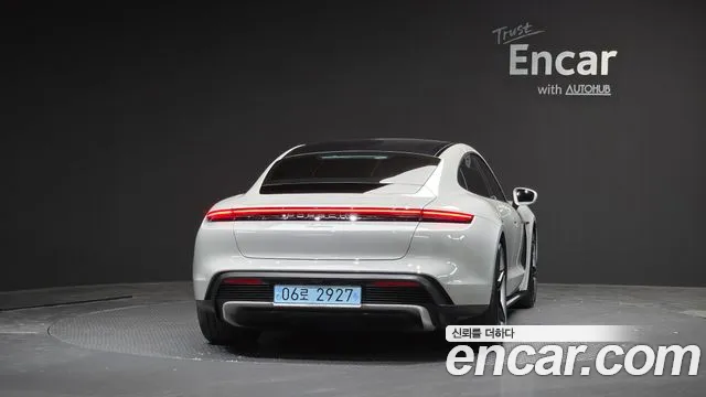 Porsche Taycan — Фото автомобиля 4