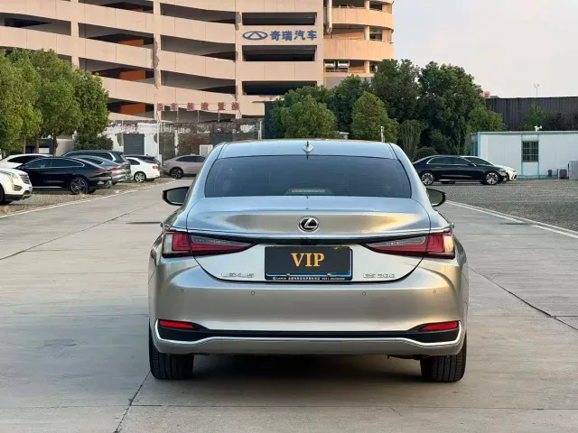 Lexus ES — Фото автомобиля 5