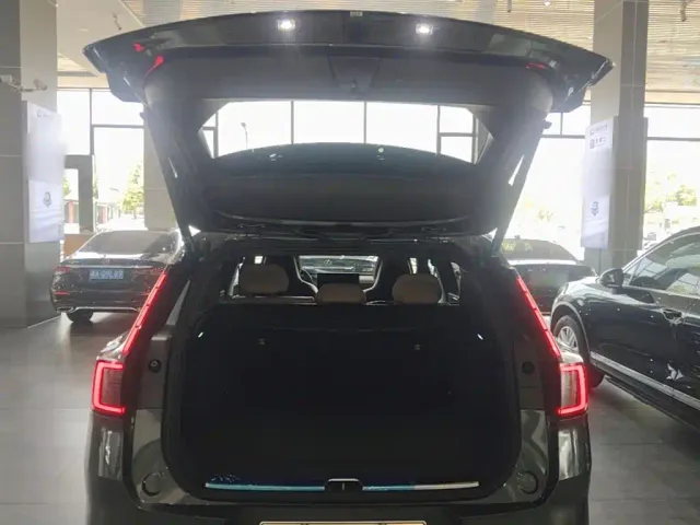 Volvo Volvo XC70 Plug-in Hybrid 2025 High-end Version — Фото автомобиля 18